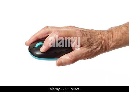 Mouse per computer in mano maschile isolato su sfondo bianco. Vecchio che tiene il mouse del computer Foto Stock