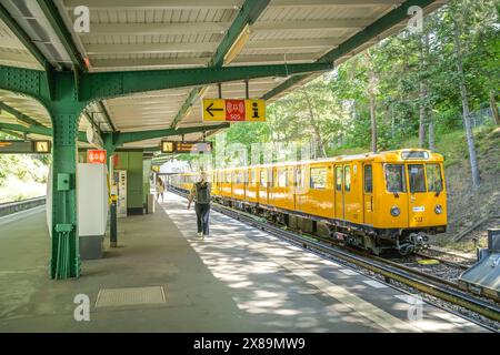 U-Bahnhof Krumme Lanke, Zehlendorf, Bezirk Steglitz-Zehlendorf, Berlino, Deutschland *** stazione della metropolitana Krumme Lanke, Zehlendorf, quartiere Steglitz Zehlendorf, Berlino, Germania Foto Stock