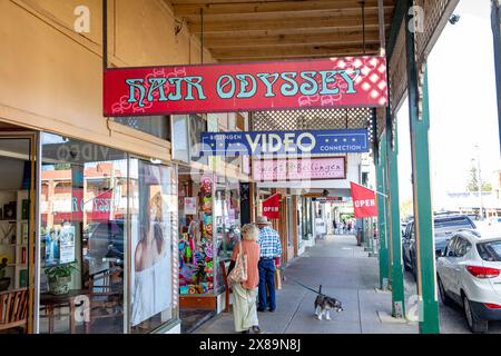 Centro di Bellingen nel nuovo Galles del Sud, parrucchiere, negozio di video e negozio di dolci, Australia Foto Stock