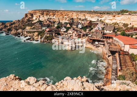 Edifici in legno al "Popeye Village", un set cinematografico per il musical degli anni '1980 "Popeye", ora convertito in un'attrazione turistica ad Anchor Bay, Malta Foto Stock