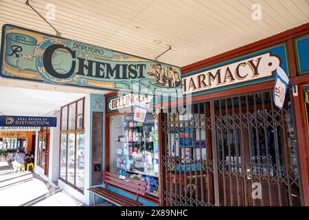 Farmacia tradizionale farmacia farmacia farmacia nel centro della città di Bellingen, nuovo Galles del Sud regionale, Australia Foto Stock