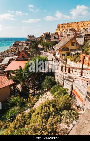 Edifici in legno al "Popeye Village", un set cinematografico per il musical degli anni '1980 "Popeye", ora convertito in un'attrazione turistica ad Anchor Bay, Malta Foto Stock