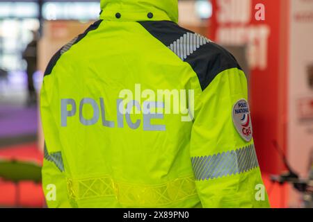 Bordeaux , Francia - 05 22 2024 : polizia nazionale francese uomo in polizia di strada uniforme di pattuglia francia in strada Foto Stock