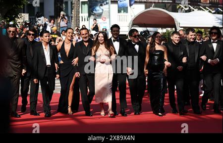 Cannes, Francia. 23 maggio 2024. I membri del cast arrivano per la proiezione del film "l'Amour Ouf" alla 77esima edizione del Festival di Cannes a Cannes, Francia meridionale, il 23 maggio 2024. Crediti: Gao Jing/Xinhua/Alamy Live News Foto Stock