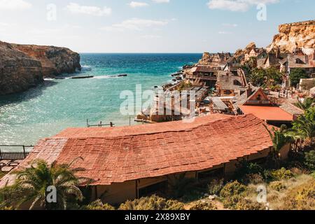 Guardando al "Popeye Village" di Anchor Bay, Malta. Originariamente costruito come set cinematografico per il musical "braccio di ferro" degli anni '1980, ora una delle principali attrazioni turistiche Foto Stock