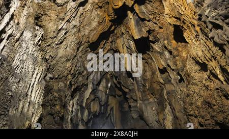 Grotte di Mawsmai, formate dall'erosione del calcare e dal flusso incessante dell'acqua, Cherrapunji, Meghalaya, India. Foto Stock