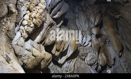 Grotte di Mawsmai, formate dall'erosione del calcare e dal flusso incessante dell'acqua, Cherrapunji, Meghalaya, India. Foto Stock