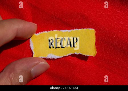 Ricapitolare la parola scritta su un foglio di carta giallo strappato con sfondo rosso. Simbolo della parola di riepilogo concettuale. Foto Stock