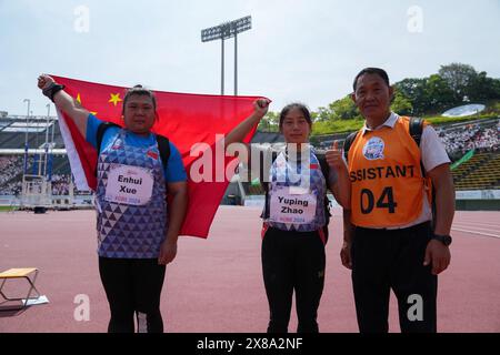 Kobe, Giappone. 24 maggio 2024. La medaglia d'argento Zhao Yuping (C) della Cina e la medaglia di bronzo Xue Enhui (L) della Cina posano con il loro allenatore li Xiuqing dopo che il tiro femminile ha messo la finale della F12 ai Campionati del mondo di atletica leggera Para che si sono svolti a Kobe, in Giappone, il 24 maggio 2024. Crediti: Zhang Xiaoyu/Xinhua/Alamy Live News Foto Stock