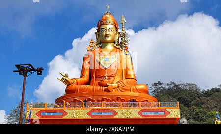 Monte Samdruptse con una gigantesca statua alta 45 m del Guru Padmasambhava (Guru Rinpoche), il santo patrono del Sikkim, India. Foto Stock