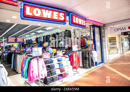 Negozio di abbigliamento a prezzi scontati Lowes nel centro di Tamworth, New South Wales, Australia Foto Stock