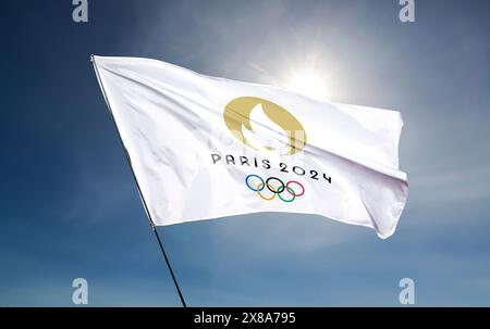 Vista dall'alto della bandiera dei giochi olimpici francesi 2024 con texture grunge. nessun flagpole. Design del piano, layout. Logo ufficiale di SOG 2024 a Parigi Foto Stock