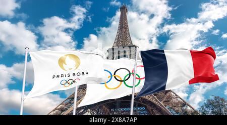 Vista dall'alto della bandiera dei giochi olimpici francesi 2024 con texture grunge. nessun flagpole. Design del piano, layout. Logo ufficiale di SOG 2024 a Parigi Foto Stock