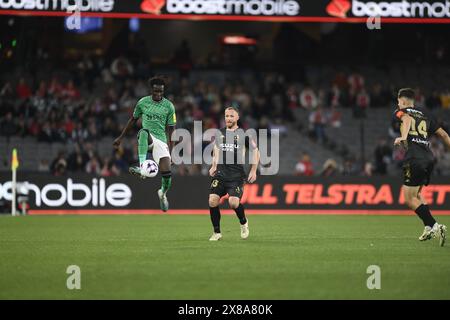 MELBOURNE, AUSTRALIA. 24 maggio 2024. Nella foto: L'attaccante del Newcastle United Garang Kuol raccoglie la palla davanti al difensore del Sydney FC Rhyan Grant durante l'amichevole della settimana calcistica globale tra il club inglese Newcastle United e l'Australian ALeague Allstars al Marvel Stadium di Melbourne, Australia. Crediti: Karl Phillipson/Alamy Live News Foto Stock