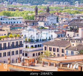 Vista panoramica dei tetti di Roma e della chiesa di San Giacomo in Augusta. Italia Foto Stock