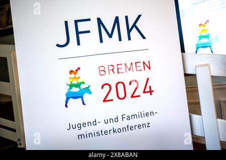 Brema, Germania. 24 maggio 2024. Un poster si riferisce alla Conferenza dei Ministri della gioventù e della famiglia (JFMK). Sotto la presidenza di Brema, i ministri responsabili e i senatori degli stati federali vogliono discutere argomenti come l'inclusione e la partecipazione, lo spazio sociale e l'orientamento familiare, il reclutamento del personale e la sicurezza dei lavoratori qualificati. Credito: Sina Schuldt/dpa/Alamy Live News Foto Stock