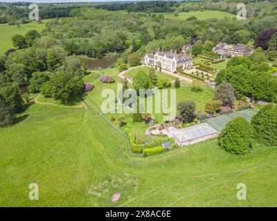 vista aerea della casa elisabettiana privata del parco cuckfield nel villaggio cuckfield del sussex occidentale Foto Stock