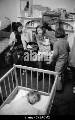 Aiuto femminile Chiswick. Una madre e dei figli in uno dei dormitori per bambini. Era il loro primo Natale lontano dalla casa di famiglia. Richmond, Londra, Inghilterra circa dicembre 1975. 1970 UK HOMER SYKES Foto Stock