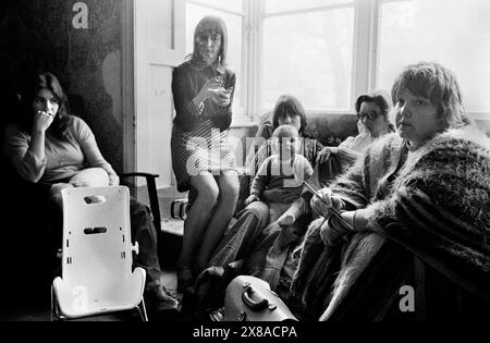 Chiswick Women's Aid, Erin Pizzey ad una riunione quotidiana. Le donne sono state in grado di discutere i loro problemi e le questioni che stavano affrontando con i fondatori e altre donne nel rifugio. Richmond, Londra, Inghilterra circa novembre 1975. 1970 UK HOMER SYKES Foto Stock