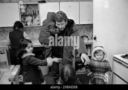 Aiuto femminile Chiswick. Mike Dunn, uno degli assistenti della Casa con i bambini, li porterà a fare una passeggiata. Richmond, Londra, Inghilterra circa novembre 1975. 1970S UK HOMER SYKES Foto Stock