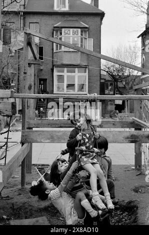 Chiswick Women's Aid, all'esterno del Palm Court Hotel un rifugio per donne malate. Bambini che giocano nel backgarden Richmond, Londra, Inghilterra novembre 1975 1970 UK HOMER SYKES Foto Stock