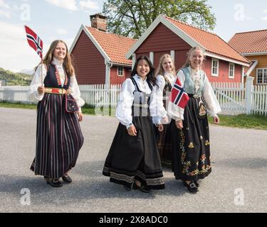 Sorridenti, donne norvegesi, indossano abiti tradizionali, durante la giornata nazionale (giorno della Costituzione) a Balestrand, Norvegia. Processione di strada favorita dal calore Foto Stock