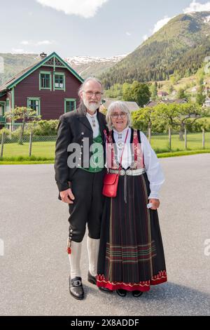 Coppia che indossa abiti tradizionali alla celebrazione del giorno della Costituzione a Balestrand, Norvegia. L'abito può essere d'aiuto per legarsi a un'identità nazionale. Foto Stock