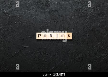 Salmi parola scritta sul blocco di legno. salmi del testo in tabella, concetto. Foto Stock