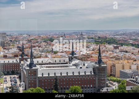 Una vista dalla piattaforma di osservazione della torre Moncloa sul quartier generale dell'Aeronautica militare e sul centro di Madrid Foto Stock