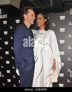 Tom Hiddleston e Zawe Ashton alla serata stampa di "Romeo e Giulietta", Duke of York's Theatre, St Martin's Lane, giovedì 23 maggio 2024 a Londra, Inghilterra, Regno Unito. CAP/CAN ©CAN/Capital Pictures Foto Stock