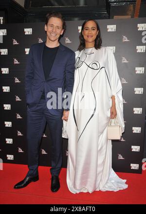 Tom Hiddleston e Zawe Ashton alla serata stampa di "Romeo e Giulietta", Duke of York's Theatre, St Martin's Lane, giovedì 23 maggio 2024 a Londra, Inghilterra, Regno Unito. CAP/CAN ©CAN/Capital Pictures Foto Stock