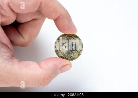 Con il nuovo metallo cinque lire turche su sfondo bianco Foto Stock