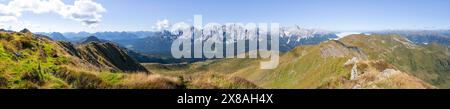 Panorama alpino, alta Sentiero Carnico, vista dal crinale principale Carnico alle Dolomiti di Sesto, Alpi Carniche, Carinzia, Austria, Europa Foto Stock