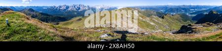 Panorama alpino, alta Sentiero Carnico, vista dal crinale principale Carnico alle Dolomiti di Sesto, Alpi Carniche, Carinzia, Austria, Europa Foto Stock