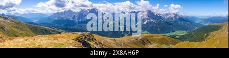 Panorama alpino, alta Sentiero Carnico, vista dal crinale principale Carnico alle Dolomiti di Sesto, Alpi Carniche, Carinzia, Austria, Europa Foto Stock