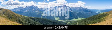 Panorama alpino, alta Sentiero Carnico, vista dal crinale principale Carnico alle Dolomiti di Sesto, Alpi Carniche, Carinzia, Austria, Europa Foto Stock