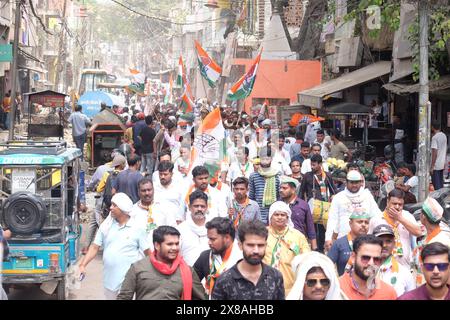 Prayagraj, Uttar Pradesh, India. 23 maggio 2024. India Alliance 52-Lok Sabha candidato Ujjwal Raman Singh ha fatto relazioni pubbliche nella città vecchia di Prayagraj l'ultimo giorno della campagna elettorale. La votazione si svolgerà a Prayagraj. Per la battaglia del 2024, i principali contendenti sono due scions ''" Congresso' Ujjwal Raman Singh e Bharatiya Janata Party (BJP) Neeraj Tripathi. Ujjwal è il figlio dell'ex membro dell'Allahabad LS Rewati Raman Singh e il padre di Neeraj è stato ex presidente dell'Assemblea ed ex governatore del Bengala Occidentale Keshari Nath Tripathi. Il seggio è tradizionalmente detenuto da membri di Foto Stock