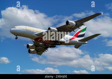 Vienna, Austria - 13 aprile 2024: Aereo passeggeri Emirates Airbus A380 in aeroporto. Aviazione e aerei. Trasporto aereo e viaggi. Volare e volare. Foto Stock