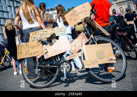 Brema, Germania. 24 maggio 2024. Dimostranti del "Bildungswende jetzt!" Stand alliance con poster davanti alla stazione ferroviaria principale durante la Conferenza dei Ministri della Gioventù e della famiglia (JFMK). Sotto la presidenza di Brema, i ministri responsabili e i senatori degli stati federali vogliono discutere argomenti come l'inclusione e la partecipazione, lo spazio sociale e l'orientamento familiare, il reclutamento del personale e la sicurezza dei lavoratori qualificati. Credito: Sina Schuldt/dpa/Alamy Live News Foto Stock