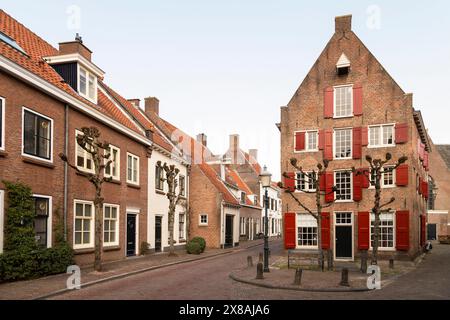Piccola strada nel centro della storica città di Amersfoort, nei Paesi Bassi. Foto Stock