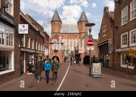 City ​​gate - Kamperbinnenpoort, costruita nel XIII secolo nel centro di Amersfoort. Foto Stock