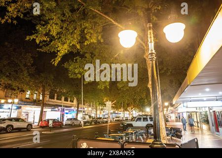 Centro città di Tamworth al crepuscolo, lampioni luminosi Peel Street, New South Wales, Australia Foto Stock