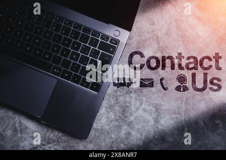 Desktop con visualizzazione dall'alto con Concept Contattaci. Le persone della hotline dell'assistenza clienti si connettono. Foto Stock