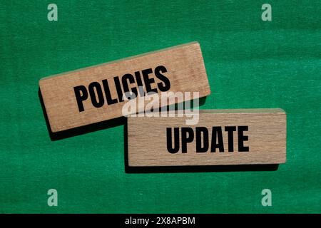 I criteri aggiornano le parole scritte su blocchi di legno con sfondo verde. Simbolo di aggiornamento dei criteri concettuali. Copia spazio. Foto Stock
