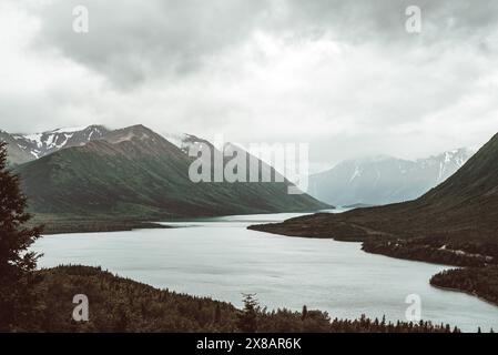 montagne con un grande fiume che scorre attraverso di loro Foto Stock