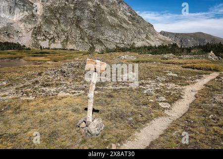 Fotografa durante un'avventura con zaino in spalla nell'Indian Peaks Wilderness, Colorado, Stati Uniti Foto Stock