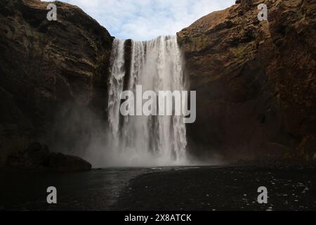 Islanda - 2024 05 01, immagine del paesaggio islandese, cascata Skogafoss, Foto Stock