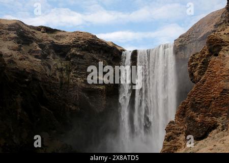 Islanda - 2024 05 01, immagine del paesaggio islandese, cascata Skogafoss, Foto Stock