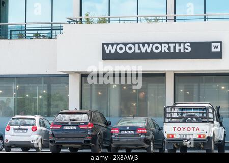 Insegna o cartellonistica del negozio di alimentari Woolworths su una parete presso un centro commerciale di Hout Bay, città del Capo, Sudafrica Foto Stock