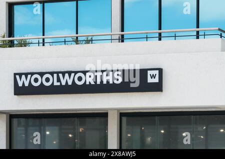 Woolworths South Africa insegna o segnaletica su una parete di un centro commerciale nel negozio di alimentari o nell'industria alimentare di Western Cape Foto Stock